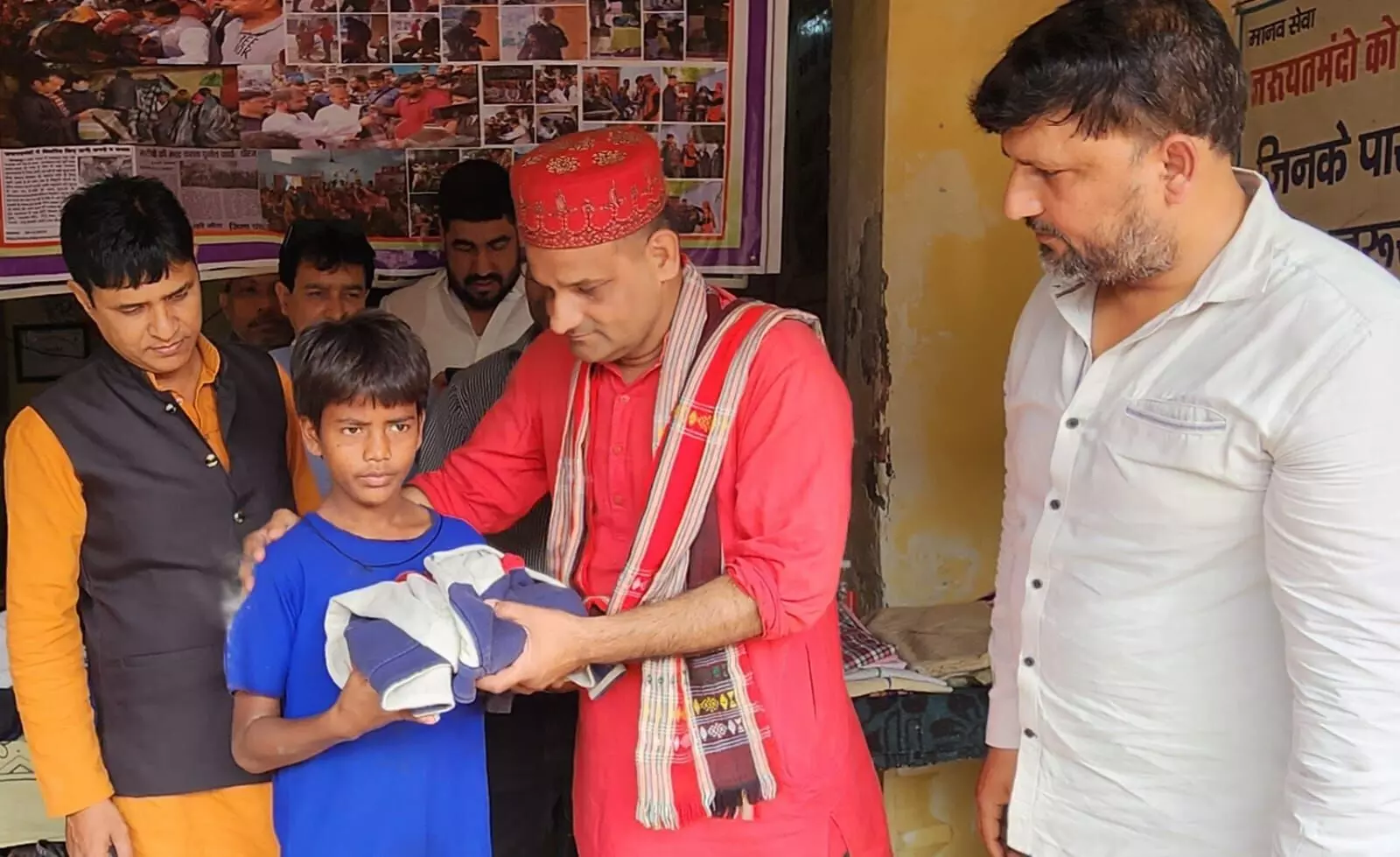 गरीबों के लिए वस्त्र कोश व कपड़ों के वितरण अभियान शुरू गरीबों के लिए वस्त्र कोश व कपड़ों के वितरण अभियान शुरू