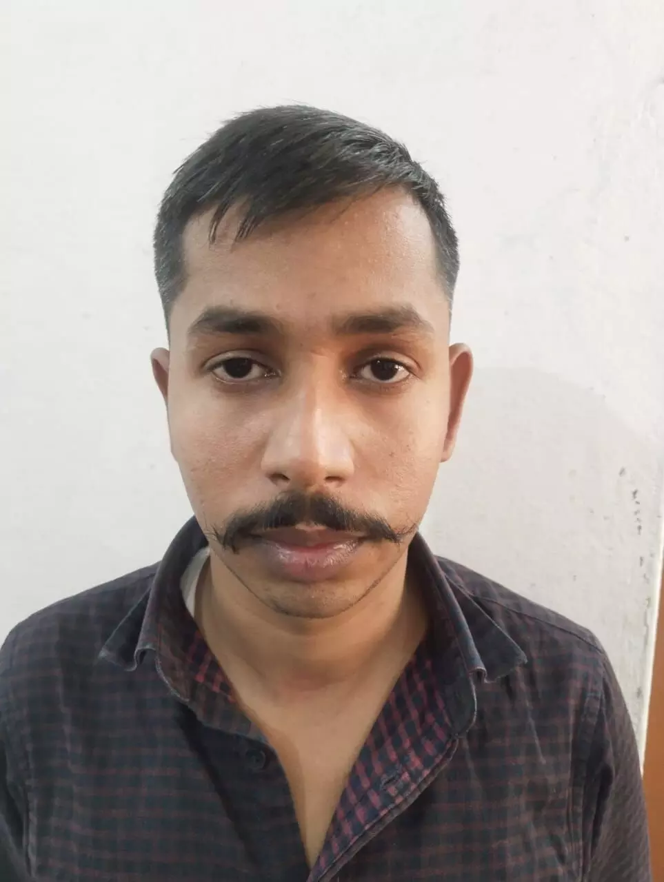 डीएलएड परीक्षा में पेपर लीक गिरोह का पर्दाफाश — अभिषेक यादव गिरफ्तार, व्हाट्सएप ग्रुप से चलता था नकल का खेल डीएलएड परीक्षा में पेपर लीक गिरोह का पर्दाफाश — अभिषेक यादव गिरफ्तार, व्हाट्सएप ग्रुप से चलता था नकल का खेल