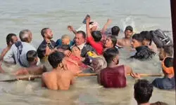 देवरिया में सरयू नदी में बड़ा हादसा टला, कार्तिक पूर्णिमा पर 12 श्रद्धालुओं से भरी नाव पलटी – गोताखोरों की तत्परता से सभी सुरक्षित देवरिया में सरयू नदी में बड़ा हादसा टला, कार्तिक पूर्णिमा पर 12 श्रद्धालुओं से भरी नाव पलटी – गोताखोरों की तत्परता से सभी सुरक्षित