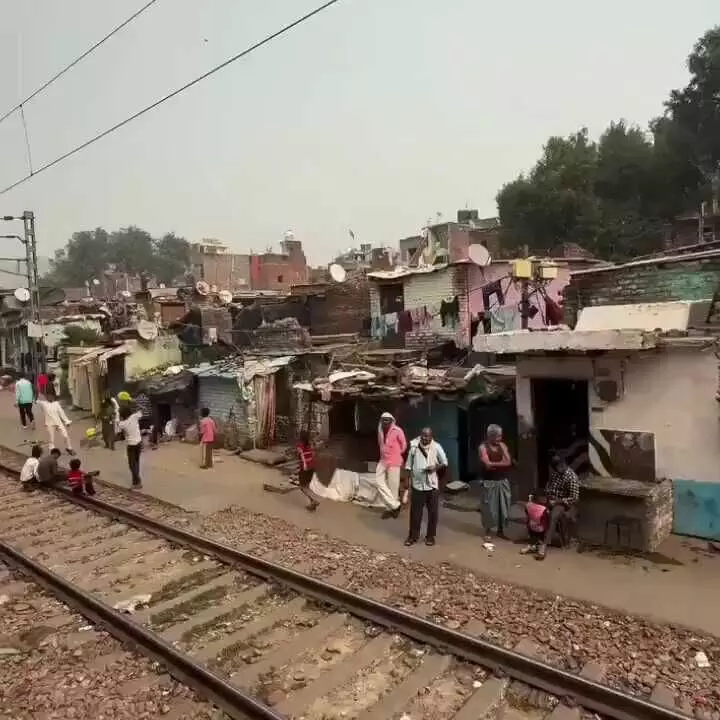 दिल्ली के आजादपुर रेलवे स्टेशन पर अवैध कब्जे का मामला वायरल, नॉर्दन रेलवे ने दी सफाई