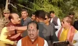 рдмрд┐рд╣рд╛рд░ рдЪреБрдирд╛рд╡ рдХреЗ рджреМрд░рд╛рди RJD MLC рдЕрдЬрдп рдХреБрдорд╛рд░ рдФрд░ рдбрд┐рдкреНрдЯреА рд╕реАрдПрдо рд╡рд┐рдЬрдп рд╕рд┐рдиреНрд╣рд╛ рдХреЗ рдмреАрдЪ рддреАрдЦреА рдЭрдбрд╝рдк, рдореМрдХреЗ рдкрд░ рдордЪрд╛ рд╣рдВрдЧрд╛рдорд╛ рдмрд┐рд╣рд╛рд░ рдЪреБрдирд╛рд╡ рдХреЗ рджреМрд░рд╛рди RJD MLC рдЕрдЬрдп рдХреБрдорд╛рд░ рдФрд░ рдбрд┐рдкреНрдЯреА рд╕реАрдПрдо рд╡рд┐рдЬрдп рд╕рд┐рдиреНрд╣рд╛ рдХреЗ рдмреАрдЪ рддреАрдЦреА рдЭрдбрд╝рдк, рдореМрдХреЗ рдкрд░ рдордЪрд╛ рд╣рдВрдЧрд╛рдорд╛