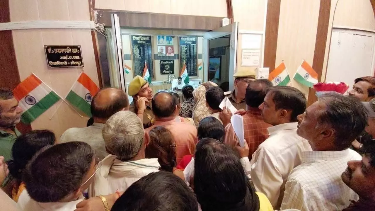 सीतापुर में ईमानदारी का प्रभाव: जिलाधिकारी की सख़्ती से अधीनस्थ अधिकारियों में खौफ़, जनता में उम्मीद सीतापुर में ईमानदारी का प्रभाव: जिलाधिकारी की सख़्ती से अधीनस्थ अधिकारियों में खौफ़, जनता में उम्मीद