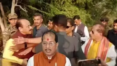 बिहार चुनाव के दौरान RJD MLC अजय कुमार और डिप्टी सीएम विजय सिन्हा के बीच तीखी झड़प, मौके पर मचा हंगामा बिहार चुनाव के दौरान RJD MLC अजय कुमार और डिप्टी सीएम विजय सिन्हा के बीच तीखी झड़प, मौके पर मचा हंगामा