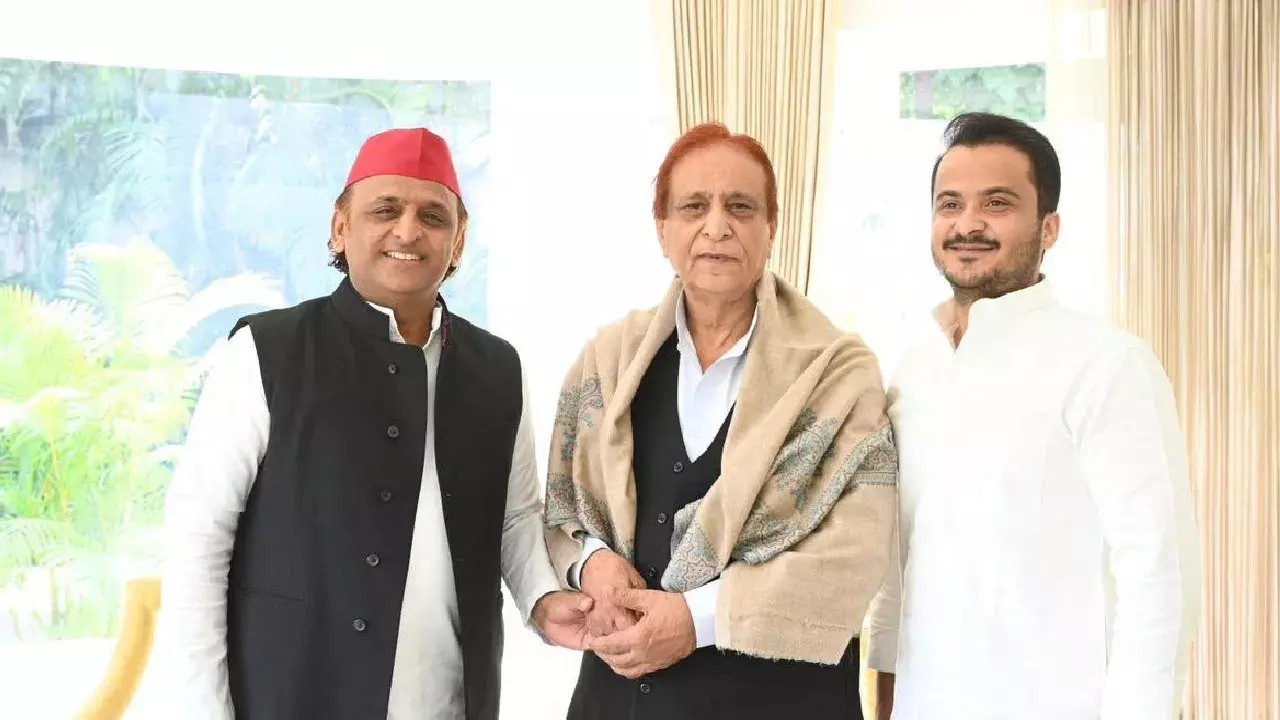 आजम खान ने अखिलेश यादव से की मुलाकात, बोले - “इतनी नाइंसाफी के बाद भी हमने सब्र रखा” आजम खान ने अखिलेश यादव से की मुलाकात, बोले - “इतनी नाइंसाफी के बाद भी हमने सब्र रखा”