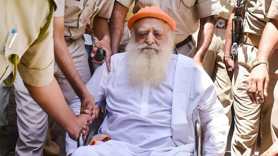 छह महीने की राहत पर जेल से बाहर आसाराम, अनुयायियों ने मोटेरा आश्रम में मनाया दीपोत्सव छह महीने की राहत पर जेल से बाहर आसाराम, अनुयायियों ने मोटेरा आश्रम में मनाया दीपोत्सव