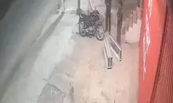 सहारनपुर में बजरंग दल पदाधिकारी पर जानलेवा हमला, CCTV में कैद हुई वारदात सहारनपुर में बजरंग दल पदाधिकारी पर जानलेवा हमला, CCTV में कैद हुई वारदात