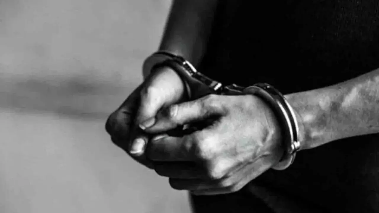 प्रतापगढ़ में बड़ा एक्शन : ₹50,000 के इनामी अपराधी सौरभ शुक्ला को पुलिस ने किया गिरफ्तार प्रतापगढ़ में बड़ा एक्शन : ₹50,000 के इनामी अपराधी सौरभ शुक्ला को पुलिस ने किया गिरफ्तार