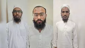 गुजरात में 3 आतंकी गिरफ्तार, दो यूपी और एक हैदराबाद का रहने वाला गुजरात में 3 आतंकी गिरफ्तार, दो यूपी और एक हैदराबाद का रहने वाला