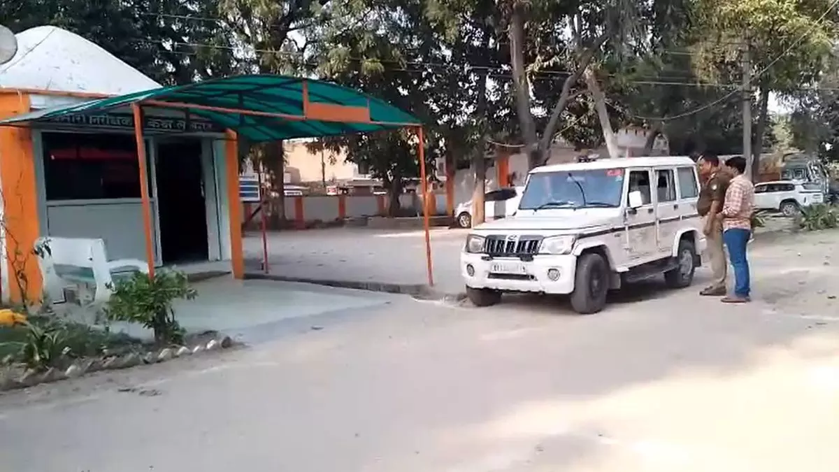 ओवरलोड वाहनों से अवैध वसूली करने वाले गिरोह का भंडाफोड़, तीन जिलों के एआरटीओ समेत 11 पर कार्रवाई