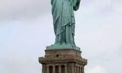 मुस्कुरा रही है स्टैच्यू ऑफ़ लिबर्टी मुस्कुरा रही है स्टैच्यू ऑफ़ लिबर्टी