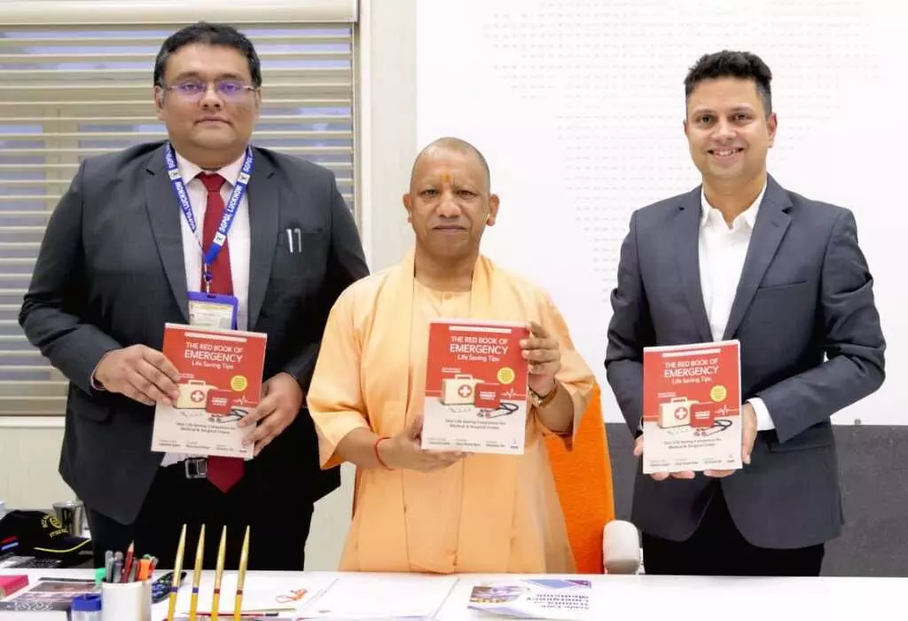 सीएम योगी आदित्यनाथ से मेदांता और SGPGI के चिकित्सकों ने की शिष्टाचार भेंट, “द रेड बुक ऑफ इमरजेंसी” भेंट की सीएम योगी आदित्यनाथ से मेदांता और SGPGI के चिकित्सकों ने की शिष्टाचार भेंट, “द रेड बुक ऑफ इमरजेंसी” भेंट की
