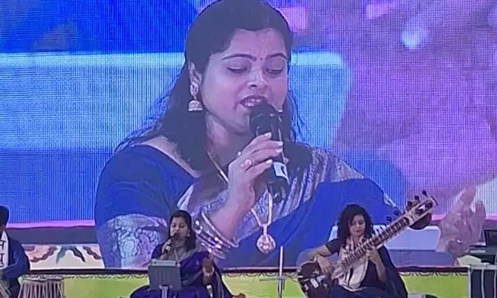 लोक संस्कृति में रंगी गौरैया महोत्सव की दूसरी शाम लोक संस्कृति में रंगी गौरैया महोत्सव की दूसरी शाम