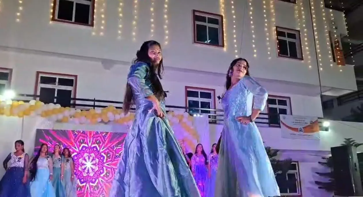 चंदौली: मैक्सवेल नर्सिंग कॉलेज में फ्रेशर्स पार्टी का भव्य आयोजन, सांस्कृतिक रंगों और सेवा-स्वास्थ्य थीम ने बांधा समां चंदौली: मैक्सवेल नर्सिंग कॉलेज में फ्रेशर्स पार्टी का भव्य आयोजन, सांस्कृतिक रंगों और सेवा-स्वास्थ्य थीम ने बांधा समां