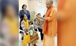 जनता दर्शन में सीएम योगी का मानवीय पहल -सात माह के हृदय रोग से पीड़ित शिशु को तत्काल मिला इलाज, 60+ फरियादियों की समस्याएँ भी सुनीं जनता दर्शन में सीएम योगी का मानवीय पहल -सात माह के हृदय रोग से पीड़ित शिशु को तत्काल मिला इलाज, 60+ फरियादियों की समस्याएँ भी सुनीं