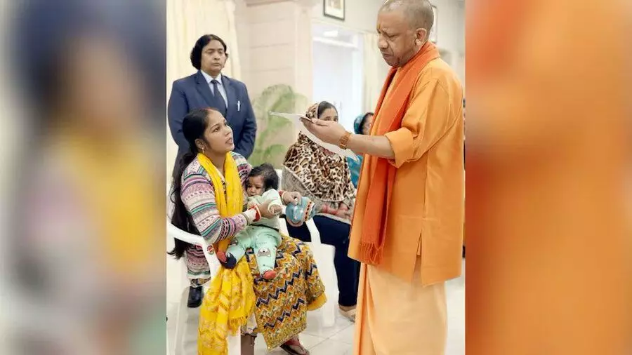 जनता दर्शन में सीएम योगी का मानवीय पहल -सात माह के हृदय रोग से पीड़ित शिशु को तत्काल मिला इलाज, 60+ फरियादियों की समस्याएँ भी सुनीं जनता दर्शन में सीएम योगी का मानवीय पहल -सात माह के हृदय रोग से पीड़ित शिशु को तत्काल मिला इलाज, 60+ फरियादियों की समस्याएँ भी सुनीं