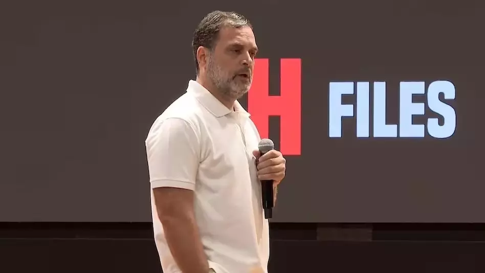 राहुल गांधी के खिलाफ 272 पूर्व जजों-नौकरशाहों ने खोला मोर्चा, चुनाव आयोग की विश्वसनीयता पर सवाल उठाने के लिए लगाई फटकार राहुल गांधी के खिलाफ 272 पूर्व जजों-नौकरशाहों ने खोला मोर्चा, चुनाव आयोग की विश्वसनीयता पर सवाल उठाने के लिए लगाई फटकार