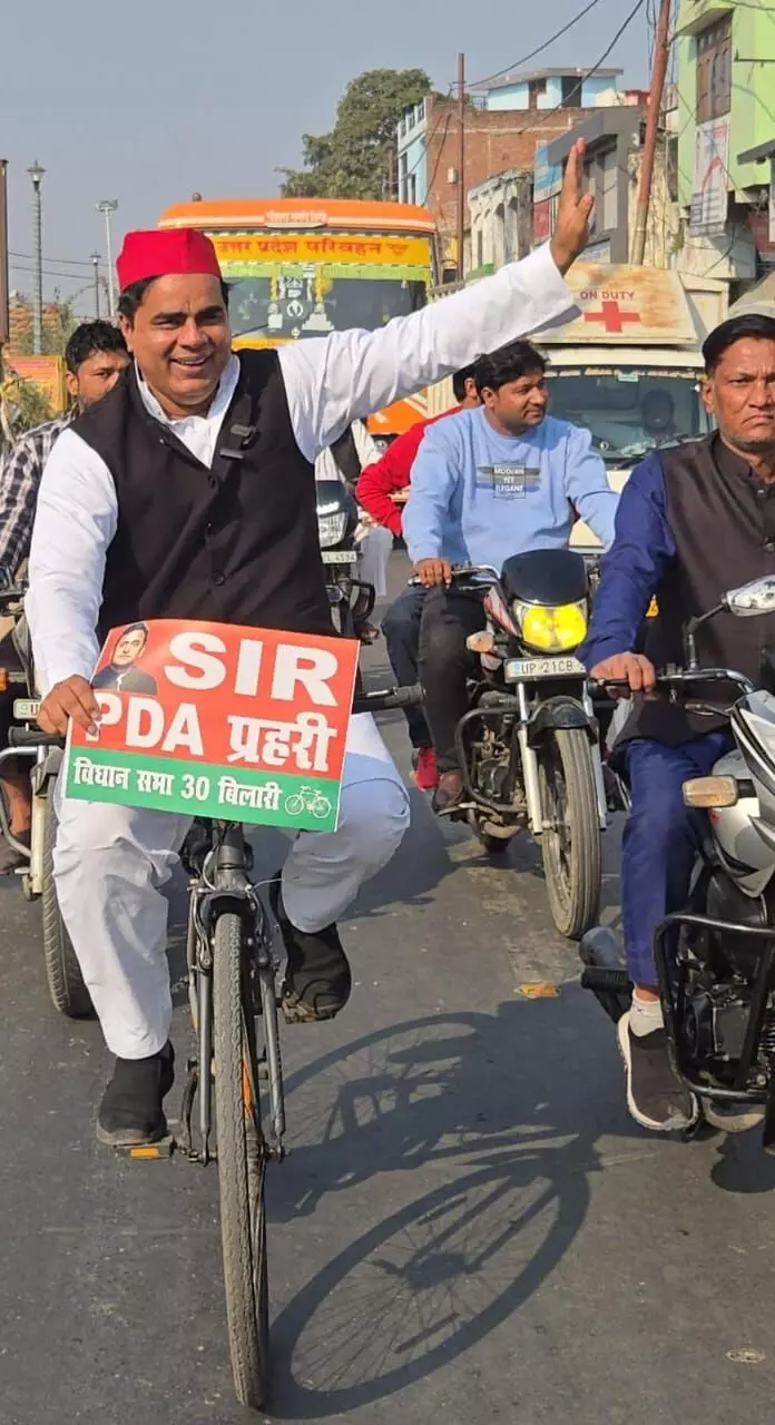 सपा विधायक हाजी मोहम्मद फहीम इरफान ने साइकिल चलाकर मतदाताओं को किया जागरूक