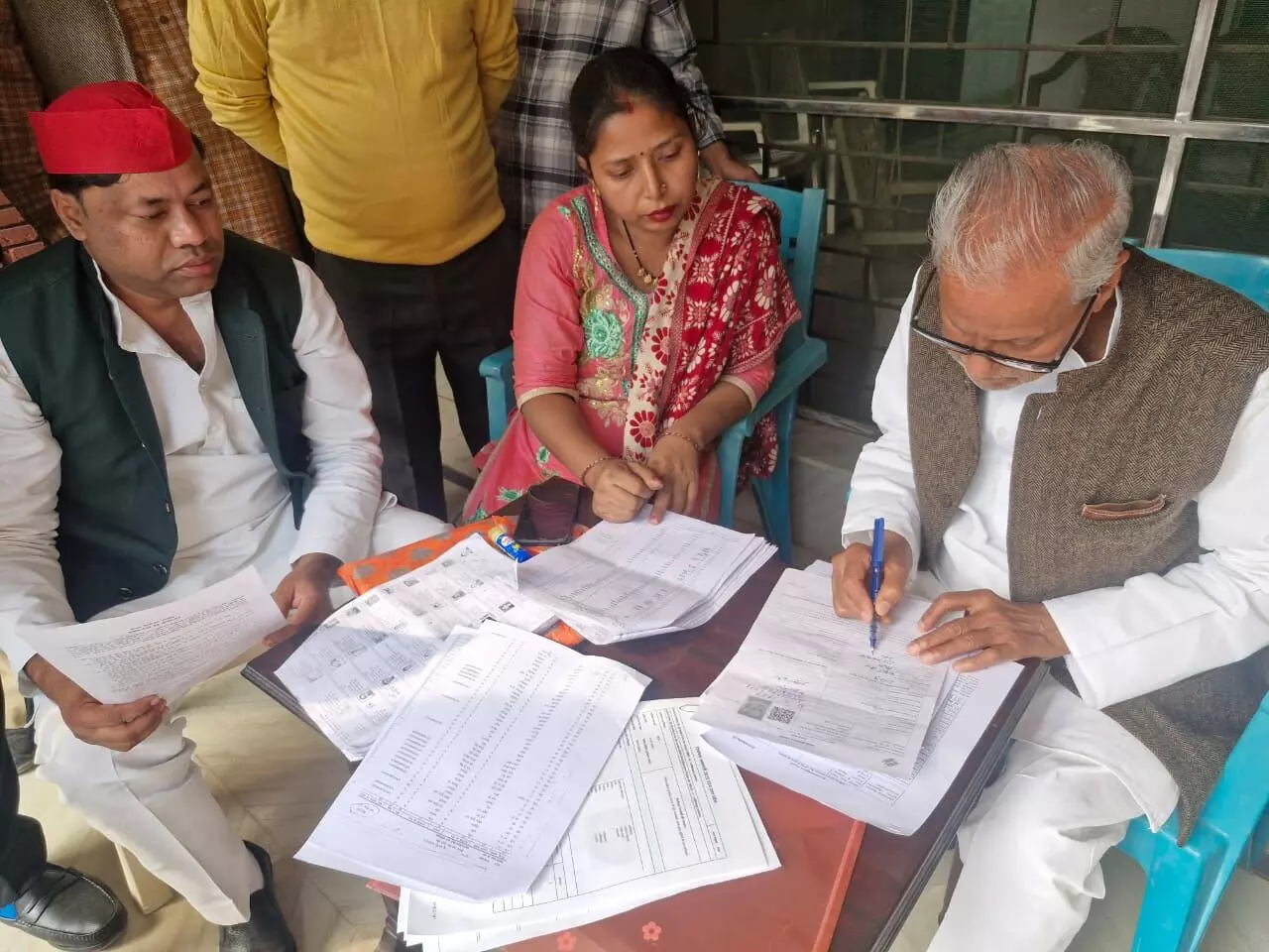 राजेंद्र चौधरी ने गाजियाबाद में एसआईआर गणना प्रपत्र जमा किया, मतदाताओं से समय पर फॉर्म भरने की अपील