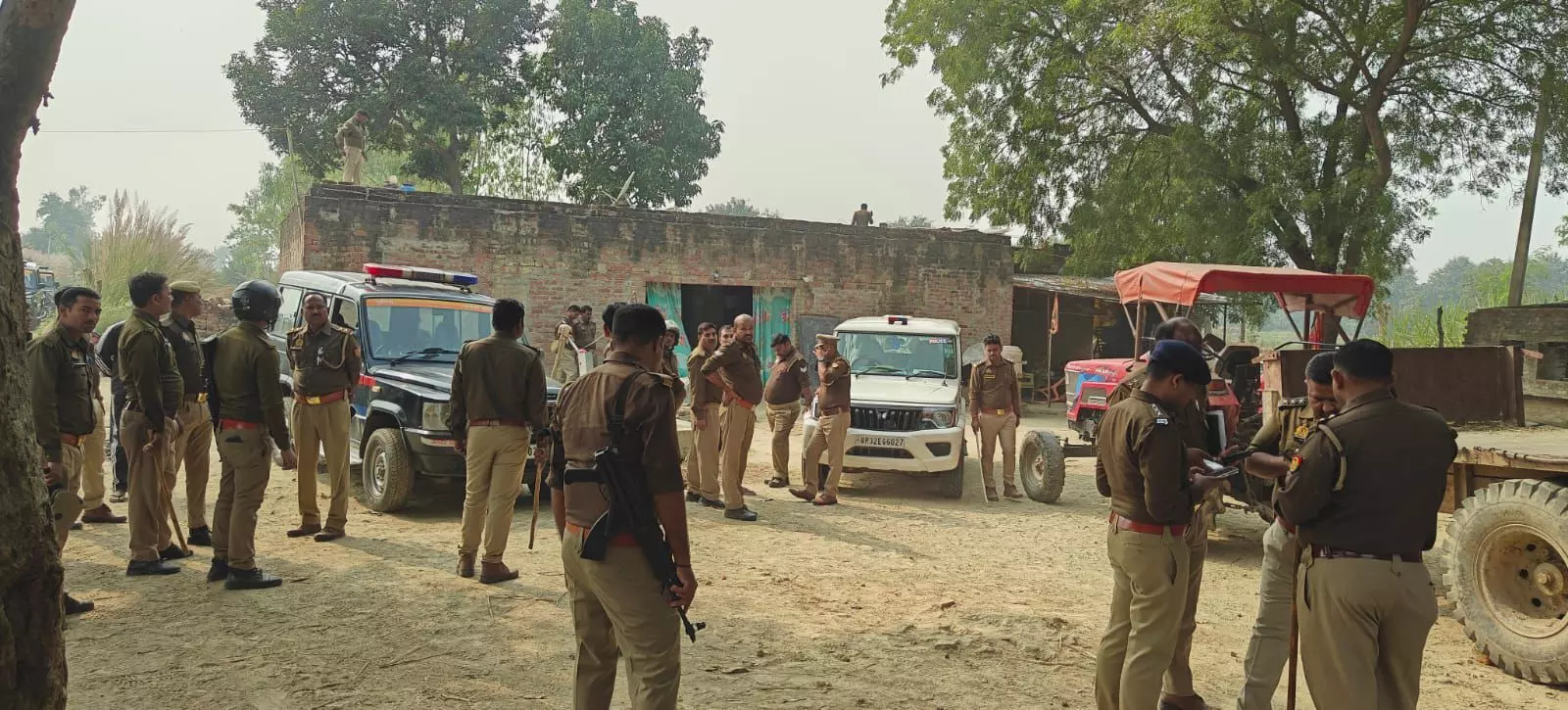 वारंटी व परिजनों ने दो दरोगा-सिपाही को पीटा,सर्विस रिवॉल्वर व मोबाइल लूटकर फरार