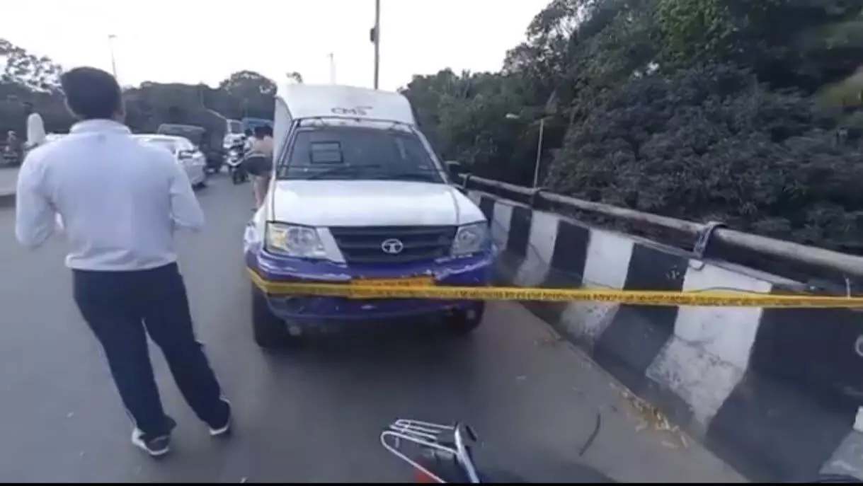 बेंगलुरु में 7.11 करोड़ की दिनदहाड़े लूट: ‘सरकारी अधिकारी’ बनकर कैश वैन से नकदी उड़ाई, पुलिस ने कहा—“पूरी तरह योजनाबद्ध अपराध” बेंगलुरु में 7.11 करोड़ की दिनदहाड़े लूट: ‘सरकारी अधिकारी’ बनकर कैश वैन से नकदी उड़ाई, पुलिस ने कहा—“पूरी तरह योजनाबद्ध अपराध”