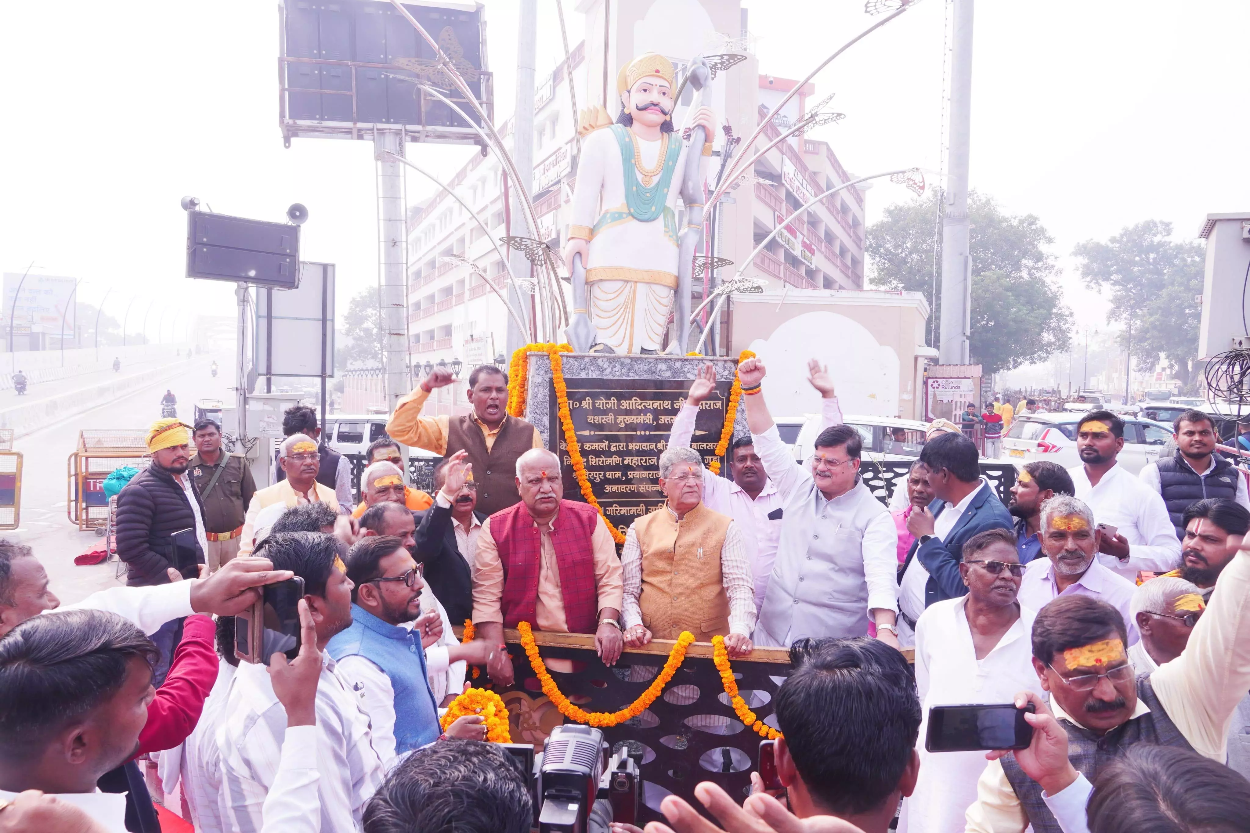 अयोध्या में निषादराज चौराहे पर स्थापित निषाद राज की मूर्ति का हुआ अनावरण