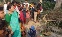 उन्नाव: रेस्टोरेंट निर्माण के लिए खुदाई में मिली अष्टधातु की प्राचीन राधा-कृष्ण प्रतिमा, पानी से भरा घड़ा और भोजपत्र; मौके पर उमड़ी भीड़