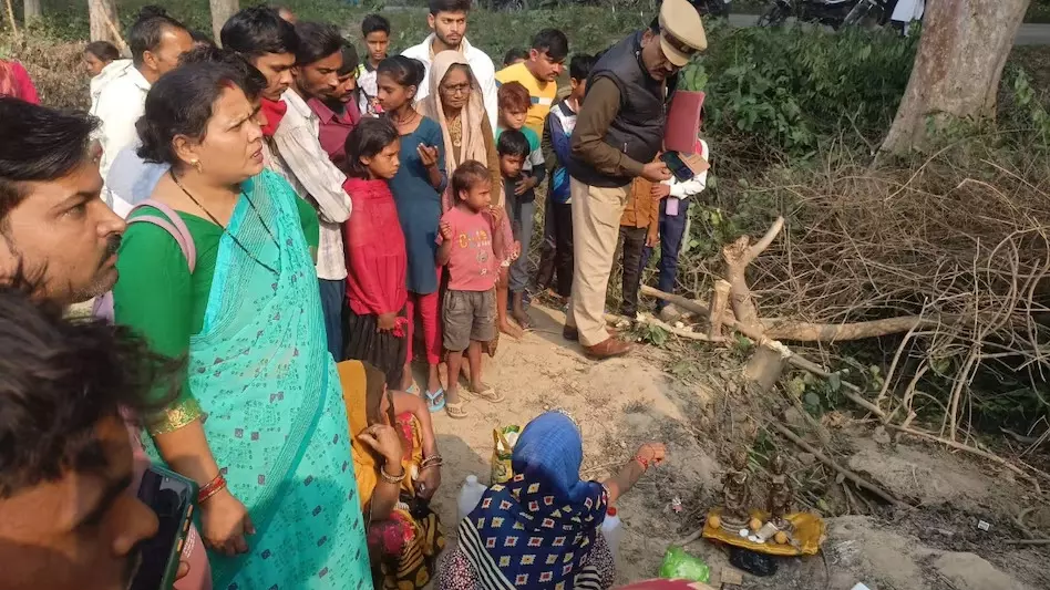 उन्नाव: रेस्टोरेंट निर्माण के लिए खुदाई में मिली अष्टधातु की प्राचीन राधा-कृष्ण प्रतिमा, पानी से भरा घड़ा और भोजपत्र; मौके पर उमड़ी भीड़