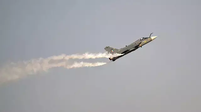 दुबई एयर शो में भारतीय लड़ाकू विमान तेजस क्रैश—पायलट शहीद, जांच आदेश दुबई एयर शो में भारतीय लड़ाकू विमान तेजस क्रैश—पायलट शहीद, जांच आदेश