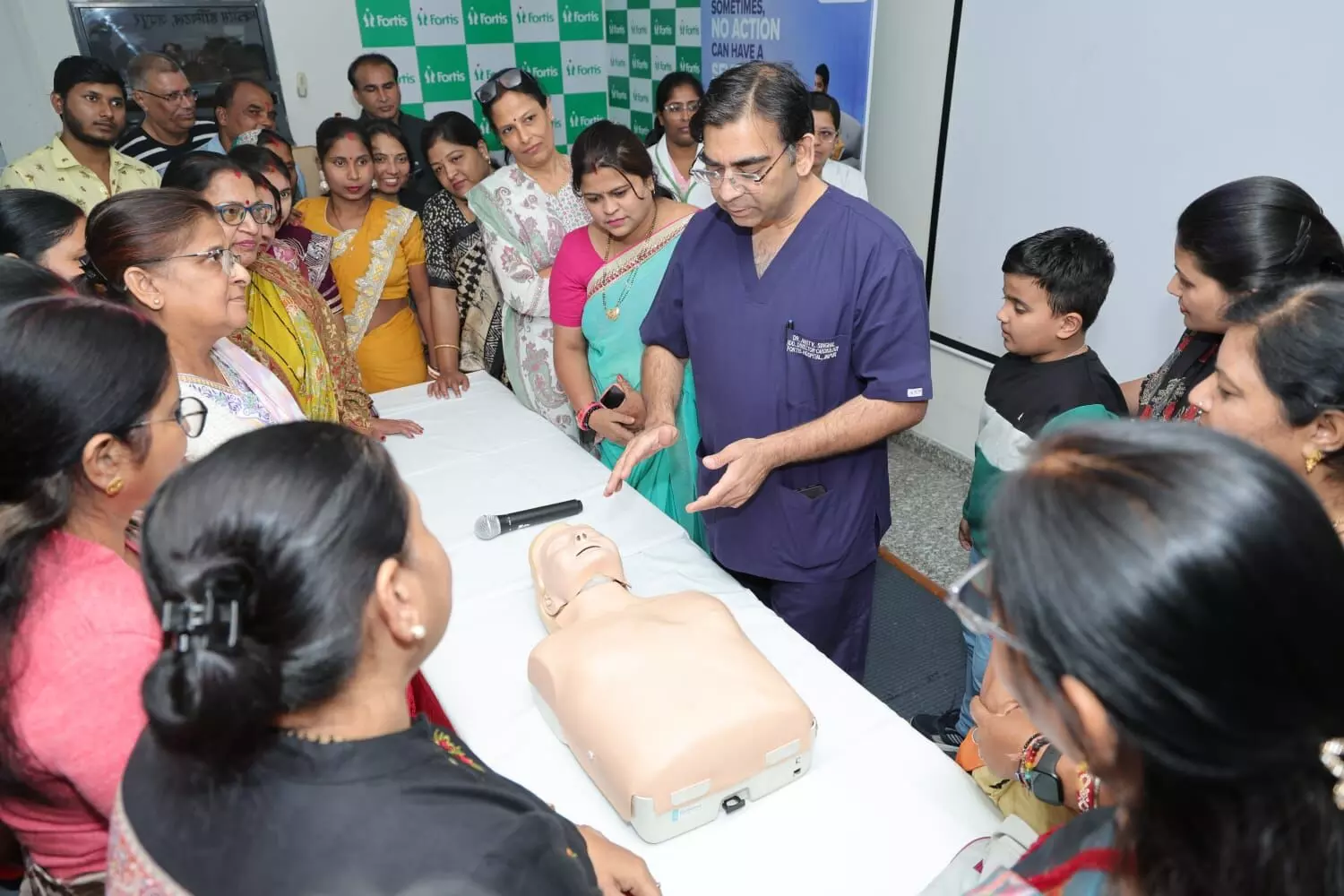 फोर्टिस हॉस्पिटल जयपुर ने कम्युनिटी इमरजेंसी रिस्पॉन्स को मज़बूत करने के लिए सीपीआर ट्रेनिंग पहल शुरू की; 56 लोगों को सीपीआर स्किल्स की ट्रेनिंग दी