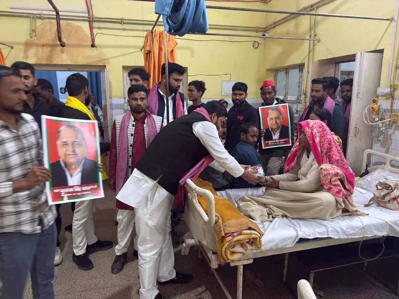 फल वितरण कर सपाइयों ने मनाई नेताजी की 86वीं जयंती