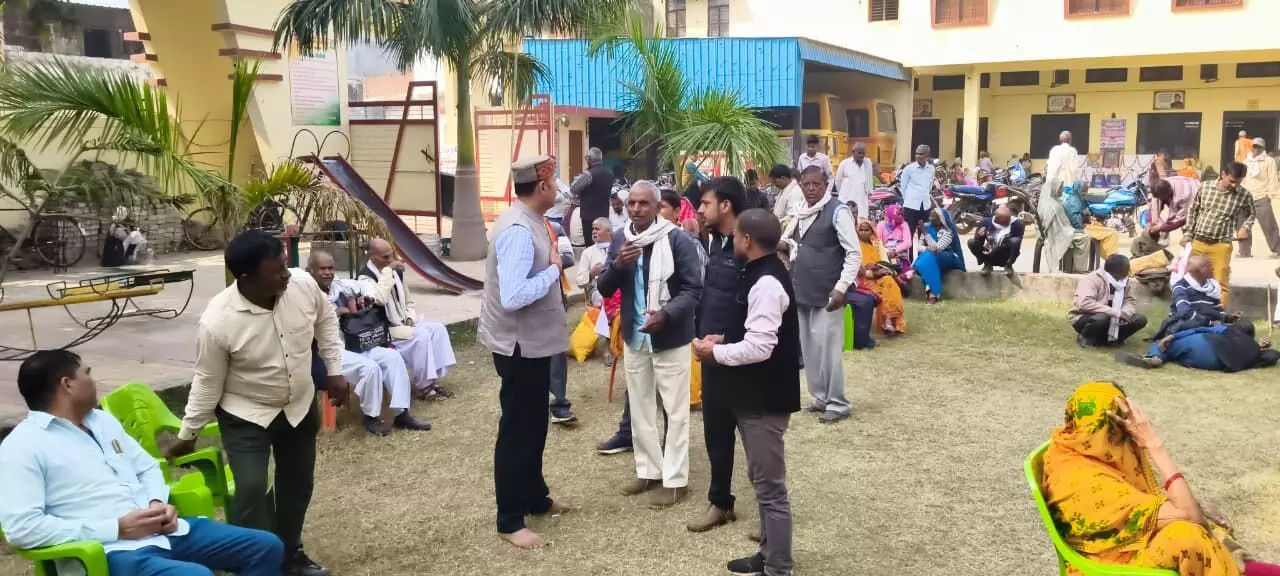 चौधरी राम मोहन लाल गहोई स्मृति में लगे नेत्र शिविर में भारी भीड़, 126 मरीज कानपुर रेफर