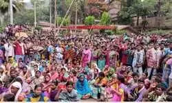 रिहायशी इलाके में पुलिस कैंप, छीनी जाती ज़मीन : ‘नए भारत’ में आदिवासी अस्तित्व पर गहराता संकट