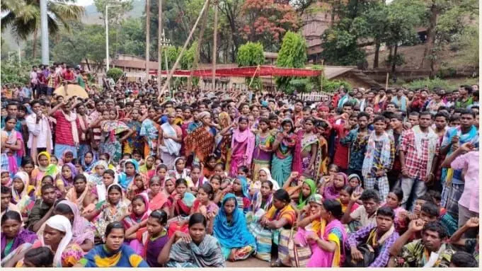 रिहायशी इलाके में पुलिस कैंप, छीनी जाती ज़मीन : ‘नए भारत’ में आदिवासी अस्तित्व पर गहराता संकट रिहायशी इलाके में पुलिस कैंप, छीनी जाती ज़मीन : ‘नए भारत’ में आदिवासी अस्तित्व पर गहराता संकट