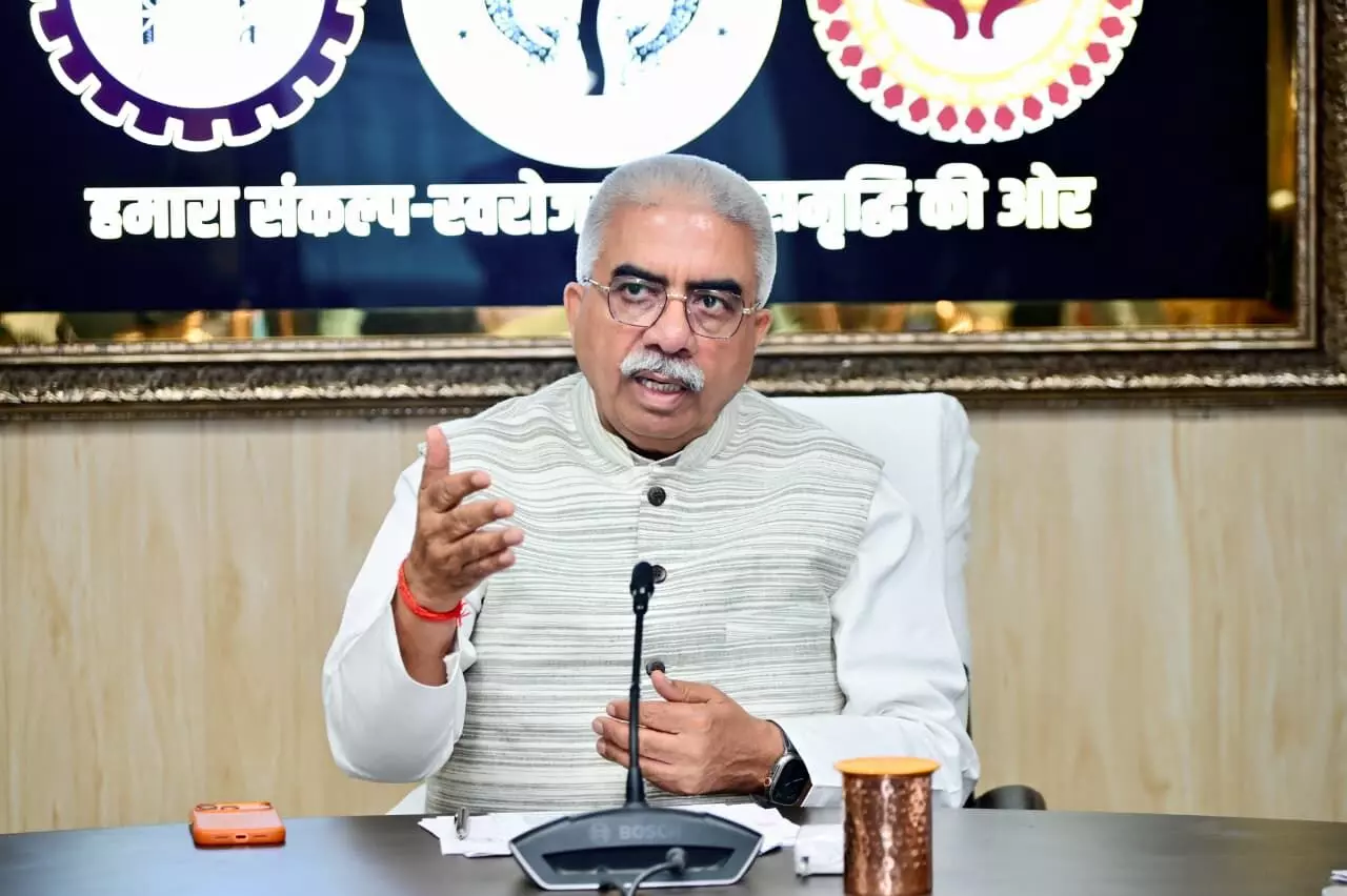 उद्यमिता बढ़ाने को योगी सरकार का फोकस, मंत्री राकेश सचान ने योजनाओं की समीक्षा की