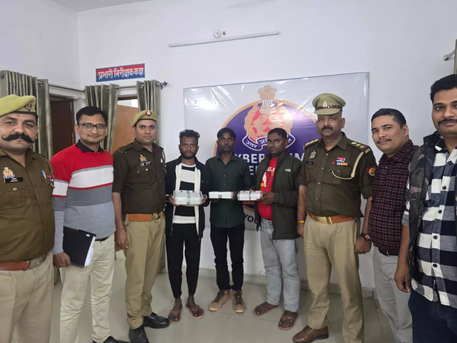फतेहपुर में साइबर ठग गिरोह का सफाया — फर्जी पुलिस अधिकारी बनकर ब्लैकमेल करने वाले गिरफ्तार फतेहपुर में साइबर ठग गिरोह का सफाया — फर्जी पुलिस अधिकारी बनकर ब्लैकमेल करने वाले गिरफ्तार