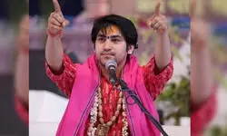 धीरेंद्र शास्त्री का प्रचंड संदेश: “कब्र से उठकर देख ले बाबर, मंदिर वहीं बनाया है; अब कृष्ण जन्मभूमि की बारी”