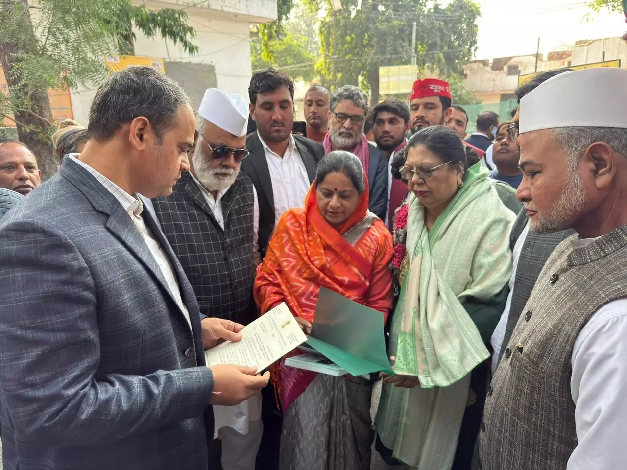 मुरादाबाद में एसआईआर प्रक्रिया अव्यवस्थित, मतदाता परेशान; सांसद रूचिवीरा ने डीएम को सौंपा ज्ञापन