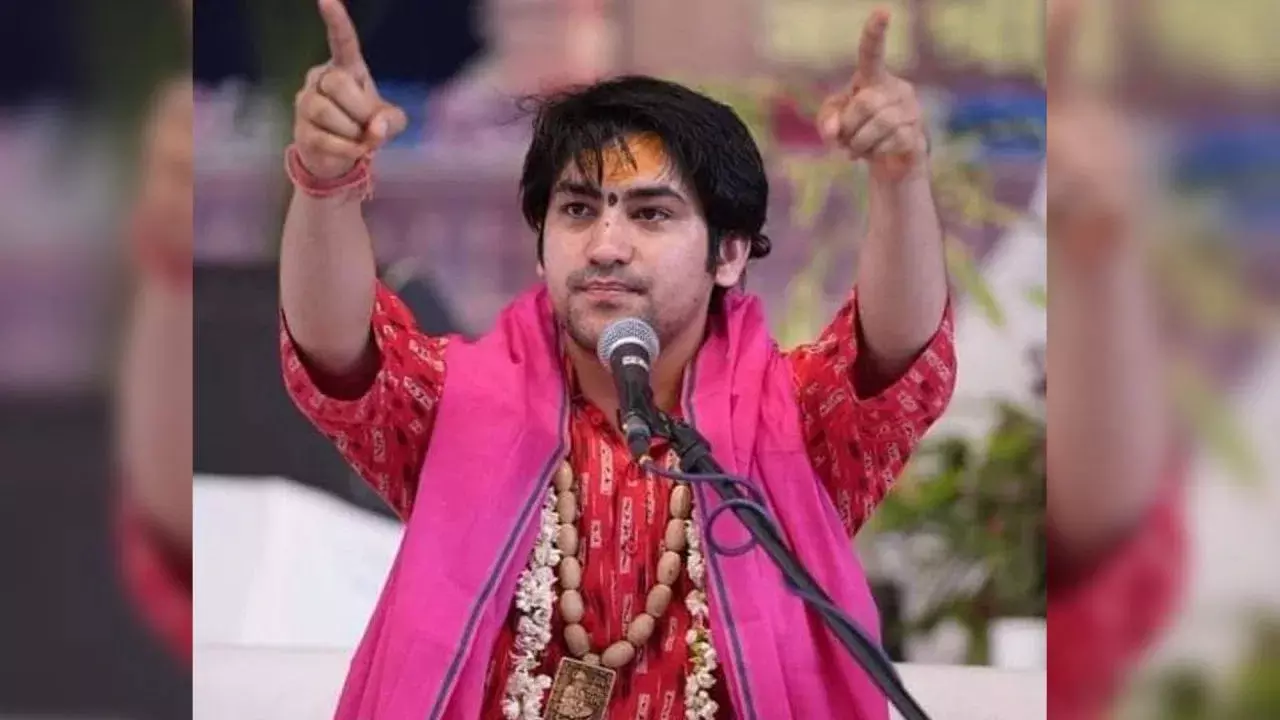 धीरेंद्र शास्त्री का प्रचंड संदेश: “कब्र से उठकर देख ले बाबर, मंदिर वहीं बनाया है; अब कृष्ण जन्मभूमि की बारी” धीरेंद्र शास्त्री का प्रचंड संदेश: “कब्र से उठकर देख ले बाबर, मंदिर वहीं बनाया है; अब कृष्ण जन्मभूमि की बारी”