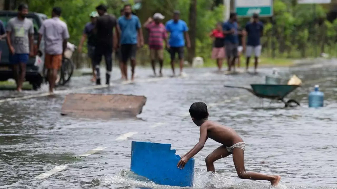श्रीलंका में साइक्लोन ‘दितवाह’ का प्रचंड कहर — बाढ़ और लैंडस्लाइड से 56 मौतें, 22 लापता; भारत ने राहत और विशेषज्ञ टीमें भेजीं