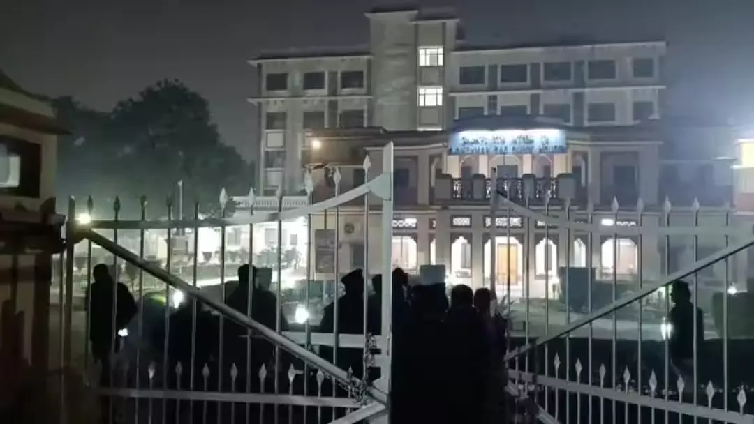 बीएचयू में छात्रों और प्रॉक्टोरियल स्टाफ के बीच भिड़ंत, परिसर में तनाव; भारी पुलिस बल तैनात बीएचयू में छात्रों और प्रॉक्टोरियल स्टाफ के बीच भिड़ंत, परिसर में तनाव; भारी पुलिस बल तैनात