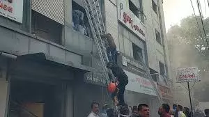 भावनगर की पैथोलॉजी लैब में भीषण आग- खिड़कियाँ तोड़कर निकाले गए नवजात सहित 20 से अधिक मरीज,सुरक्षा इंतज़ामों पर उठा बड़ा सवाल