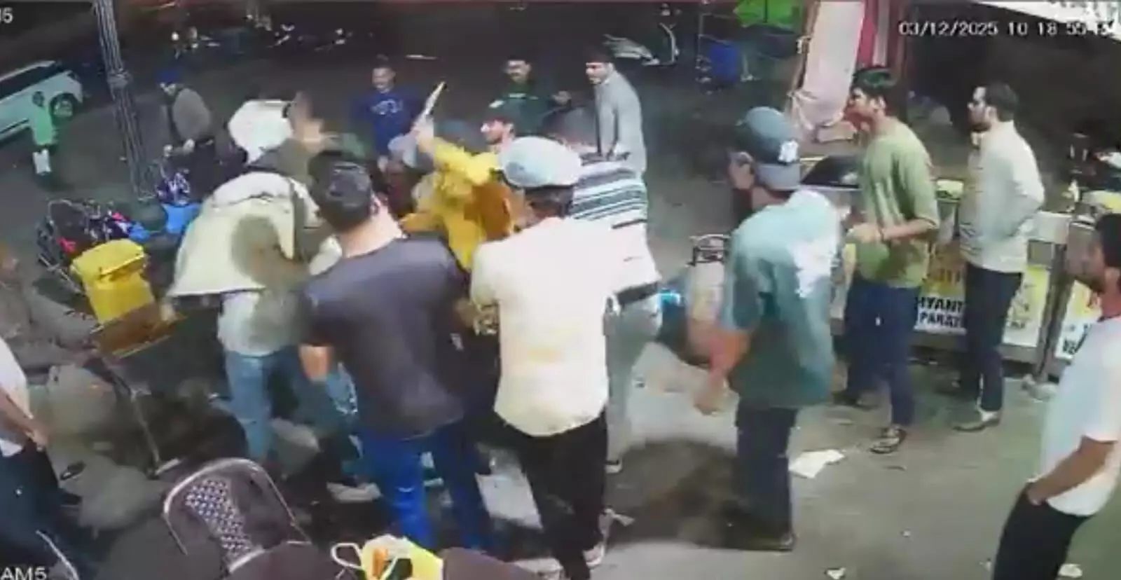 प्रयागराज सिविल लाइंस में बस पार्किंग को लेकर हाई प्रोफ़ाइल विवाद, मारपीट की घटना CCTV में कैद — पुलिस जांच जारी प्रयागराज सिविल लाइंस में बस पार्किंग को लेकर हाई प्रोफ़ाइल विवाद, मारपीट की घटना CCTV में कैद — पुलिस जांच जारी