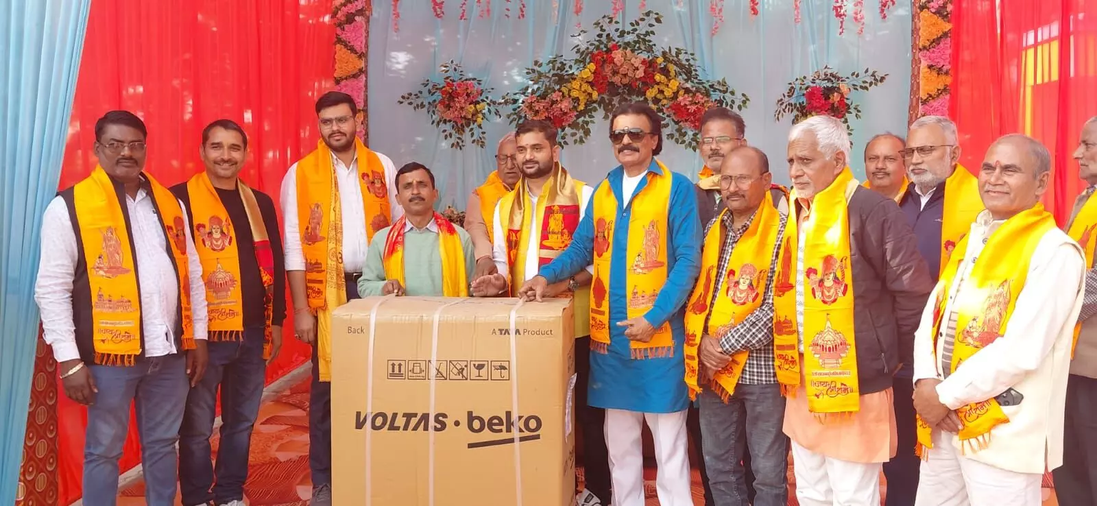 अथर्व ग्रीन भारत पेट्रोलियम टंकी की ओर से उपभोक्ताओं को वितरित किया गया उपहार अथर्व ग्रीन भारत पेट्रोलियम टंकी की ओर से उपभोक्ताओं को वितरित किया गया उपहार