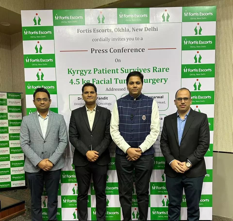 फोर्टिस एस्कॉर्ट्स, ओखला के डॉक्टरों ने किर्गिस्तान के मरीज के चेहरे से फुटबॉल के आकार का 4.5 किलोग्राम कैंसरग्रस्त ट्यूमर सफलतापूर्वक निकाला