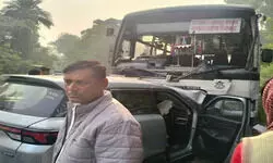 गोंडा में बस और कार की सीधी भिड़ंत, मां-बेटे सहित तीन की मौत, तीन की हालत नाजुक; शादी से जा रहे थे घर गोंडा में बस और कार की सीधी भिड़ंत, मां-बेटे सहित तीन की मौत, तीन की हालत नाजुक; शादी से जा रहे थे घर