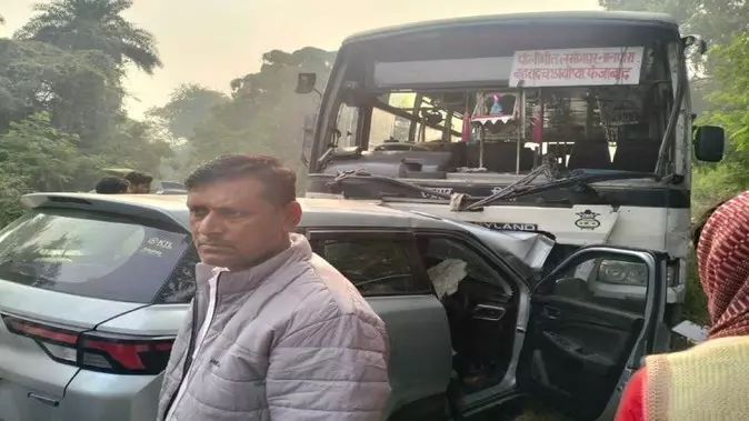 गोंडा में बस और कार की सीधी भिड़ंत, मां-बेटे सहित तीन की मौत, तीन की हालत नाजुक; शादी से जा रहे थे घर
