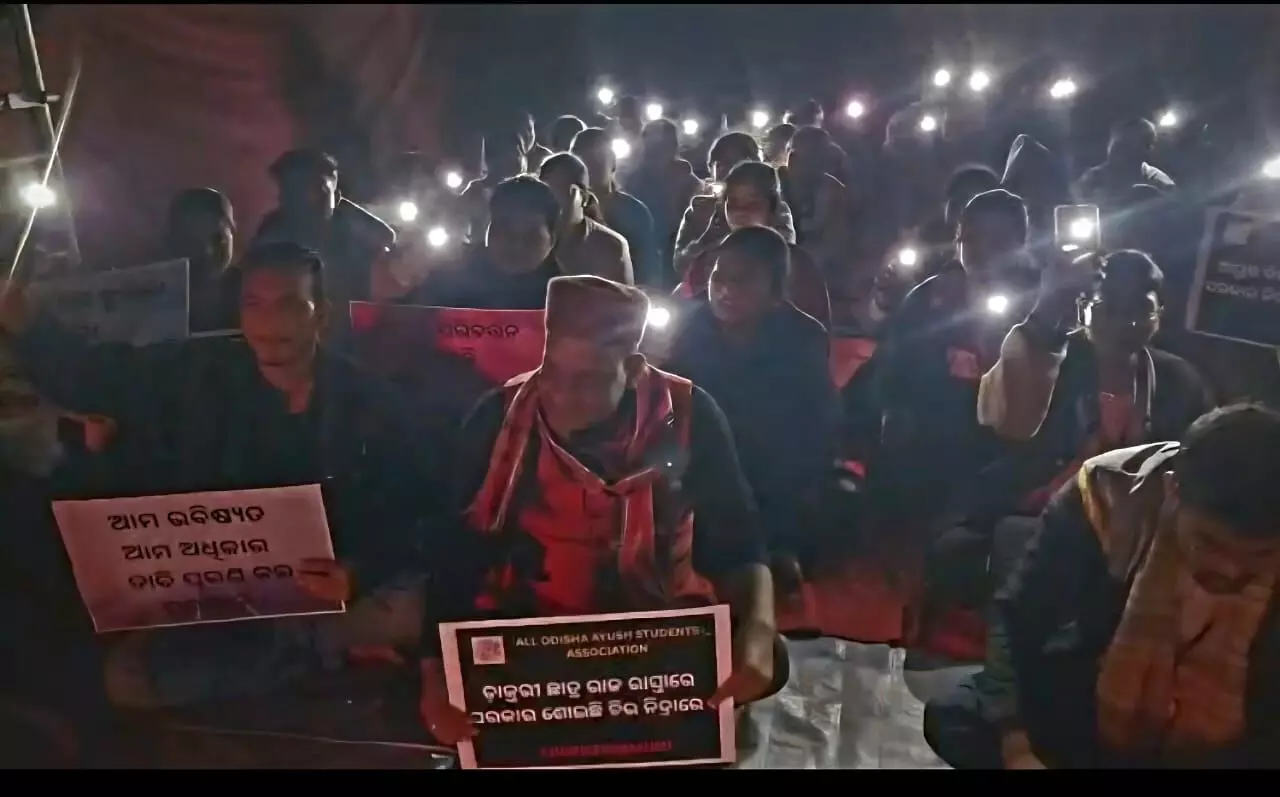 उड़ीसा में आयुष छात्रों के समर्थन में बैठे दीपक मिश्र, सरकार को दो माह का अल्टीमेटम उड़ीसा में आयुष छात्रों के समर्थन में बैठे दीपक मिश्र, सरकार को दो माह का अल्टीमेटम