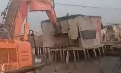 कांडला—मीठा पोर्ट क्षेत्र में अब तक की सबसे बड़ी कार्रवाई : 100 एकड़ अवैध कब्जा ध्वस्त, ₹250 करोड़ की सरकारी भूमि मुक्त — 500 पुलिसकर्मी तैनात कांडला—मीठा पोर्ट क्षेत्र में अब तक की सबसे बड़ी कार्रवाई : 100 एकड़ अवैध कब्जा ध्वस्त, ₹250 करोड़ की सरकारी भूमि मुक्त — 500 पुलिसकर्मी तैनात