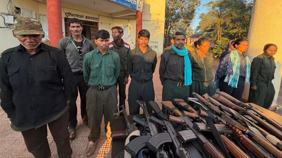 छत्तीसगढ़ : MHA के नक्सल अभियान को ऐतिहासिक सफलता — एक करोड़ का इनामी कुख्यात नक्सली रामधेर मज्जी ग्रुप सहित आत्मसमर्पण छत्तीसगढ़ : MHA के नक्सल अभियान को ऐतिहासिक सफलता — एक करोड़ का इनामी कुख्यात नक्सली रामधेर मज्जी ग्रुप सहित आत्मसमर्पण