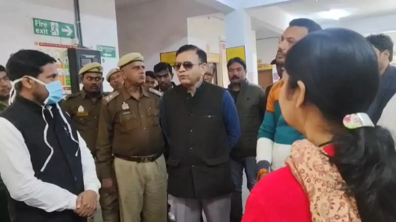 ‘तुम्हारे अधिकारी यहां हैं, तुम कहां गायब हो…’, गायब दिखे SDM तो भड़के कमिश्नर, लगाई फटकार